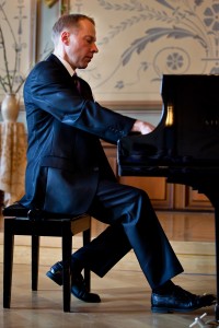 Petri Tolonen soittamassa kevätkonsertissa 2013 Kuopion kaupungintalolla.